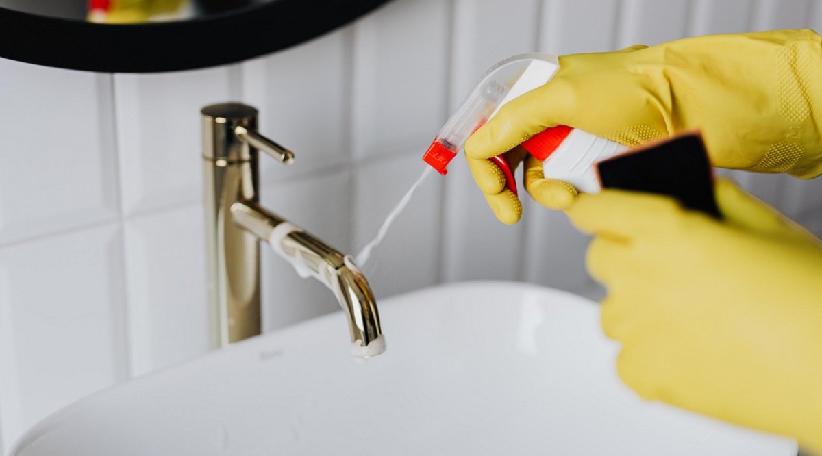 How to Clean A Bathroom in 16 Steps